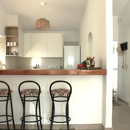 Newly Refurbished In Prime Location Apartment *