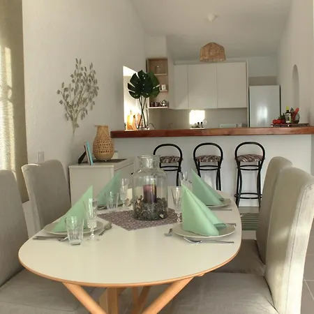 Newly Refurbished In Prime Location *
