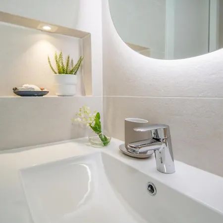 Newly Refurbished In Prime Location Apartment *