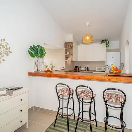 Newly Refurbished In Prime Location Плая-де-лас-Америкас