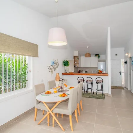 Newly Refurbished In Prime Location Apartment *